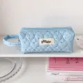 Détail de la trousse à crayons bleue matelassée avec motif cœur et poignée de transport - Long Bleu (avec poignée)