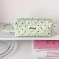 Gros plan de la trousse matelassée vert menthe à motifs de cœurs - Long Vert (avec poignée)
