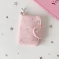 Dettaglio del portamonete in tessuto rosa con stelle argentate e gancio - Stella Rosa