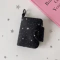 Vista dettagliata del portamonete nero con motivo a stelle argento e moschettone. - Stella Nera