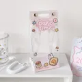 Detalle de bolsa de almacenamiento de PVC transparente para muñecos con diseño Bake Time - Estilo Tiempo de Hornear / Rosa