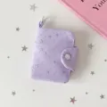 Vista dettagliata di un mini portamonete viola con motivo a stelle e bottone automatico - Stella Viola