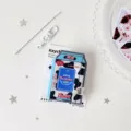 Detalle del mini álbum de fotos de cartón de leche con cadena blanca y cierre de metal - Negro y Blanco