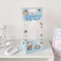 Primer plano de una bolsa de almacenamiento de PVC transparente para muñecas lindas - Estilo Levántate / Azul