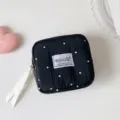 Detalle de neceser negro con lunares blancos y tirador de cremallera de cinta de raso - Lunar Negro