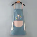 Grembiule da cucina impermeabile per donna con stampa di coniglio, tasche e panni laterali. - Azzurro polvere con tasca rosa (modello asciugamani)