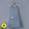 Grembiule da cucina in cotone a quadretti blu e bianco con tasca, pratico per cucinare in casa. - Blu