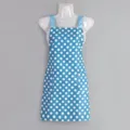 Tablier de cuisine a pois bleus et blancs avec deux poches et bretelles pratiques. - Tablier à bretelles en coton sergé - Bleu à pois