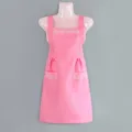 Grembiule da cucina rosa con tasche in pizzo bianco, elegante abbigliamento da cucina. - Rosa