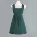 Grembiule smanicato a righe verdi, volant e tasche carini, abbigliamento da cucina. - Verde