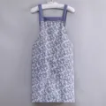 Dettaglio grembiule in tela con motivo floreale spalline blu consistenza cucina - Vestibilità regolare / Piccole Foglie Blu