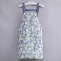 Vista dettagliata del grembiule da cucina in tela di cotone blu con motivo floreale e tasca. - Vestibilità regolare / Floreale Blu e Bianco