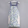 Vista dettagliata del grembiule da cucina floreale blu con pratici asciugamani assorbenti laterali. - Stile Asciugamani / Floreale Blu e Bianco