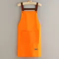 Delantal de trabajo de cocina impermeable naranja con dos bolsillos delanteros y tirantes marrones - Naranja