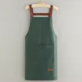Delantal de trabajo impermeable de color liso con tirantes marrones y bolsillo frontal. - Verde Oscuro