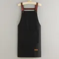 Delantal de trabajo negro impermeable con tirantes marrones y gran bolsillo para cocina y café. - Negro
