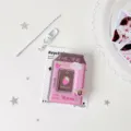 Detalle del mini porta tarjetas de fotos rosa con diseño de caja de leche - Marrón