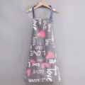 Detalle en primer plano del delantal de cocina de lona gris con estampado de corazones. - Ajuste regular / LOVE Gris