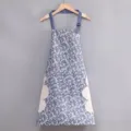 Detalle de delantal floral con textura de tela, toallas absorbentes dobles y correa ajustable. - Estilo de Limpieza de Manos / Hojas Pequeñas Azules