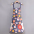 Delantal de cocina de lona floral con bolsillos y toallas, transpirable y duradero. - Estilo de Limpieza de Manos / Crisantemo sobre fondo azul