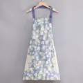 Detalle de delantal de cocina floral de lona con tirantes ajustables y paños laterales prácticos. - Estilo de Limpieza de Manos / Azul Blanco Floral