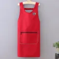 Grembiule da cucina rosso senza maniche con tasca con zip e toppa con lettera M a quadretti. - Rosso Mattone