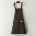 Delantal de lona marrón oscuro equipado con bolsillos prácticos y correa ajustable. - Café