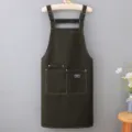 Grembiule da lavoro in tela verde scuro con spallacci e tasche anteriori per cucina e casa. - Verde