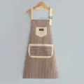 Grembiule da cucina a righe in cotone e lino con spallacci regolabili e tasche pratiche. - Grembiule a righe con allacciatura al collo in cotone e lino con 5 tasche - caffè