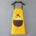 Grembiule da cucina impermeabile giallo con stampa di ragazza cartoon e tasca marrone per cucinare. - Vestibilità regolare / Giallo con tasca caffè