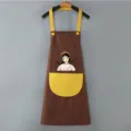 Grembiule da cucina impermeabile con stampa di ragazza di cartone, marrone e giallo da lavoro. - Vestibilità regolare / Caffè con tasca gialla