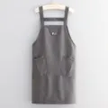 Grembiule da cucina in cotone grigio per donna, design a bretelle traspirante con due tasche. - Grigio scuro