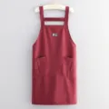 Grembiule da cucina in cotone con bretelle, grembiule bordeaux con tasche e etichetta. - Borgogna