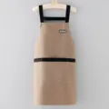 Grembiule da cucina con spallacci neri e tasche, tessuto resistente per lavori domestici. - Kaki