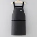 Grembiule da cucina grigio scuro con bretelle nere e tasche pratiche, ideale per cucinare. - Grigio