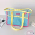 Bolso tote de malla azul claro con asas amarillas y ribete rosa - Azul
