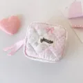 Vista detallada de la bolsa de tela acolchada rosa con cremallera de cinta y flores - Floral Rosa