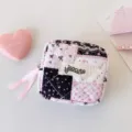 Primer plano del neceser acolchado rosa con diseño de cuadros y lazos - Flores Pequeñas Negras Y Rosas