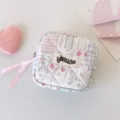 Detalle de una bolsa de almacenamiento de retazos florales con lazo rosa - Flor Pequeña Azul