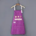 Grembiule da cucina impermeabile con simpatico motivo di fragole, tracolla e comoda tasca. - Vestibilità regolare / Viola
