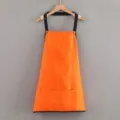 Grembiule da cucina arancione con spallacci neri e tasche, ideale per cucinare e lavorare. - Halter Neck / Allacciatura al collo arancione