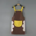 Grembiule da cucina marrone con dettagli gialli e toppe assorbenti per asciugare le mani a casa. - Caffè con tasca gialla
