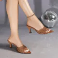 Braune geflochtene High Heel Sandaletten mit Stilettoabsatz, schicke französische Pantoletten. - Dunkelbraun