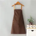 Cómodo delantal de trabajo marrón de lona con tirantes amarillos y bolsillos para cocina y café. - Cordón de cuello / Color Café
