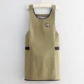 Khakifarbene ärmellose Küchenschürze mit schwarzen Kontrasttaschen für stilvolles Kochen zu Hause. - Khaki