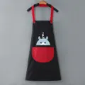 Grembiule da cucina impermeabile con simpatico motivo di cartoni animati e tasca frontale. - Vestibilità regolare / Nero con tasca rossa