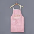 Grembiule da cucina a quadretti rosa con grazioso motivo floreale e di fragole, tessuto. - Rosa (Standard)
