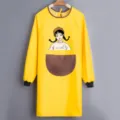 Grembiule da cucina impermeabile a maniche lunghe con stampa di ragazza cartone animato e tasca grande. - Giallo con tasca caffè
