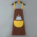 Grembiule da cucina impermeabile marrone con tasche gialle e variante di stampa di cartoni animati. - Vestibilità regolare / Caffè con tasca gialla