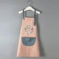 Lindo delantal impermeable para niños en rosa con bolsillo gris y tierno estampado de conejo. - Estilo Infantil Conejo Corona / Rosa Piel con Bolsillo Azul